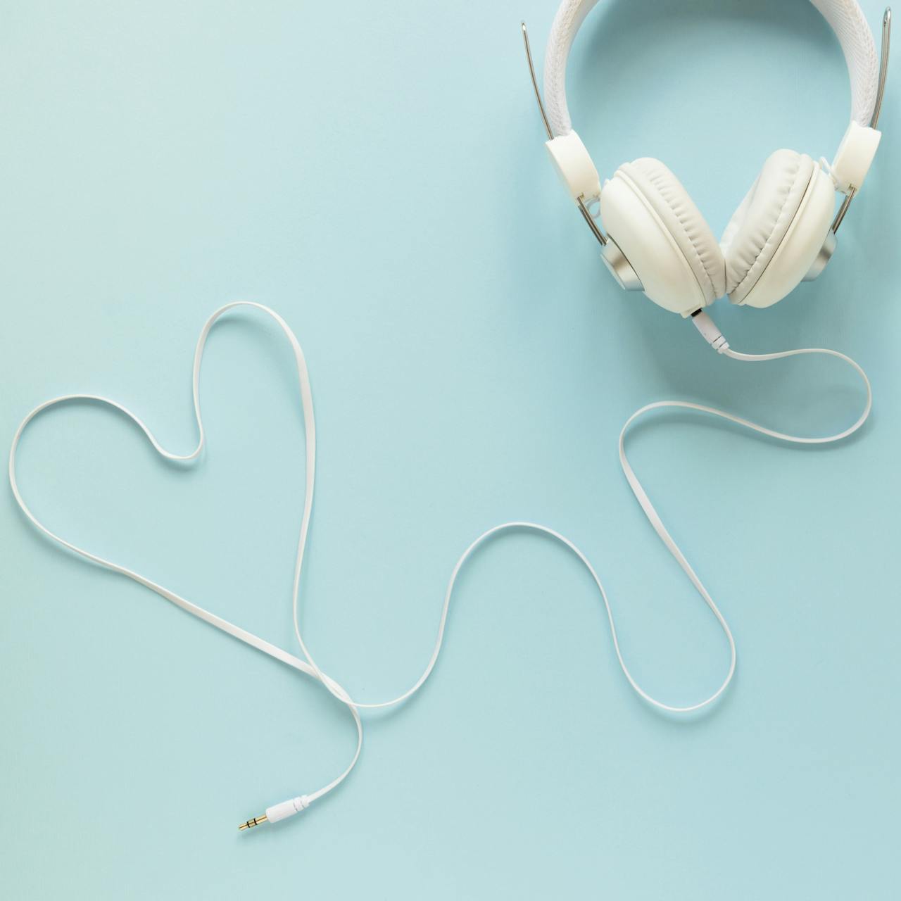 Het is goed om bij pijn, angst en stress naar muziek te luisteren. koptelefoon met de witte draadjes die samen een hartje vormen