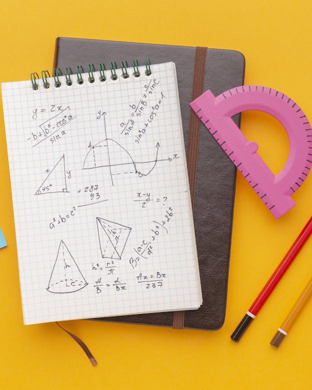 wiskundige attributen: rekenmachine, meetlat, potloden en notitieboekje met wiskundige berekeningen zoals de stelling van phytagoras wiskundige attributen: rekenmachine, meetlat, potloden en notitieboekje met wiskundige berekeningen zoals de stelling van phytagoras