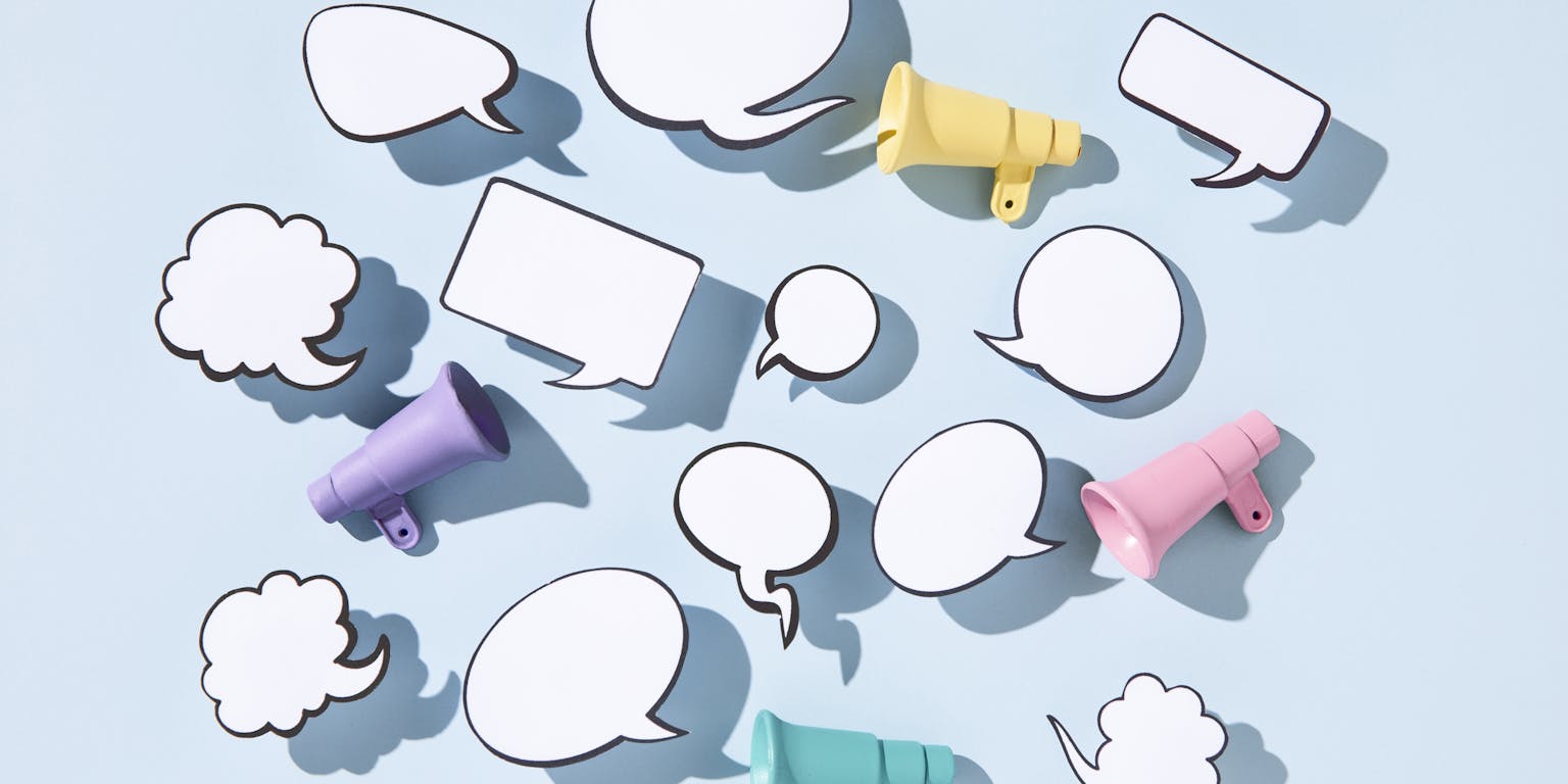 collage van 4 mini megafones in vier verschillende kleuren (geel, paars, roze en groen) met daaromheen tekstbubbels in verschillende vormen op een lichtblauwe achtergrond