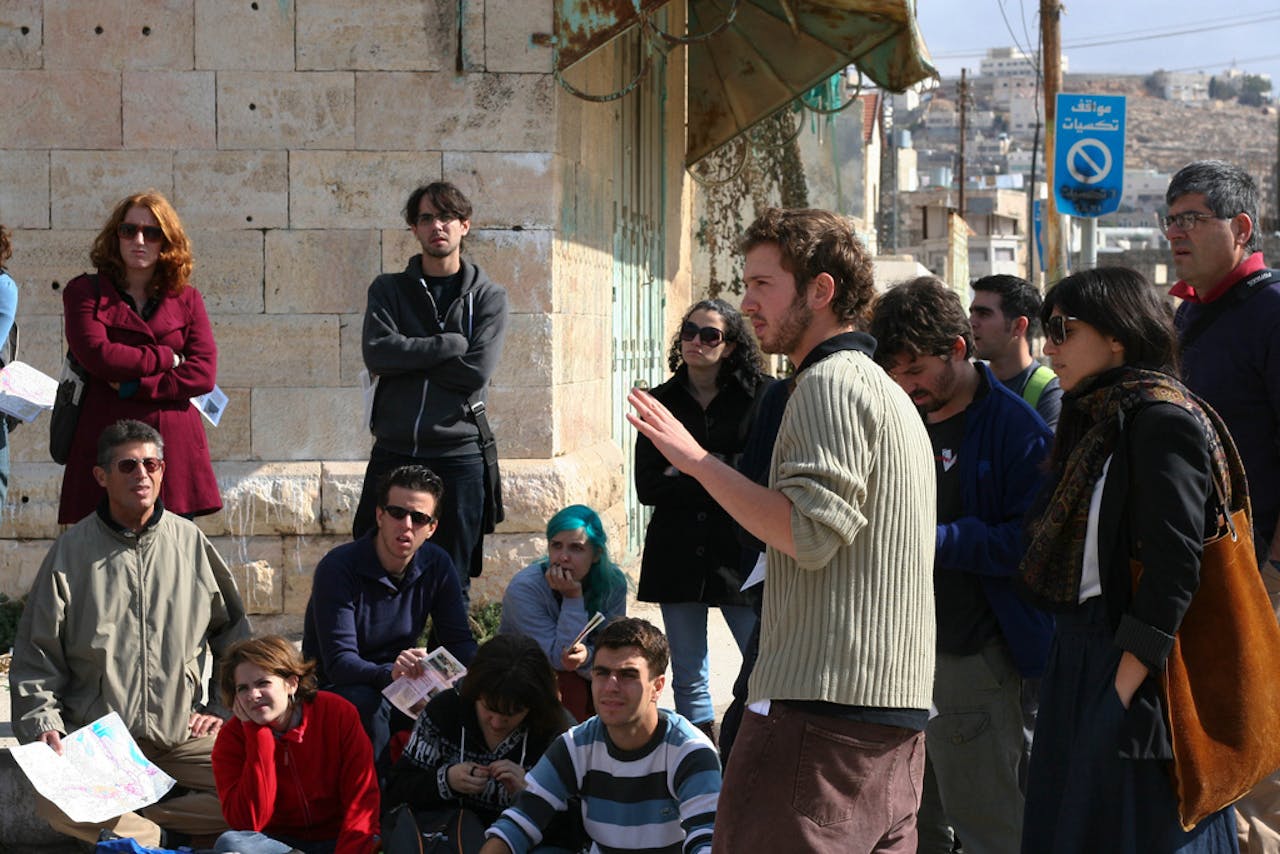 Rondleiding in de stad Hebron georganiseerd door de organisatie Breaking the Silence om de realiteit van het Israëlische systeem van bezetting te laten zien. De gidsen zijn zelf ex-soldaten uit het Israëlische leger en vertellen over hun diensttijd in bezet Palestijnse gebied.