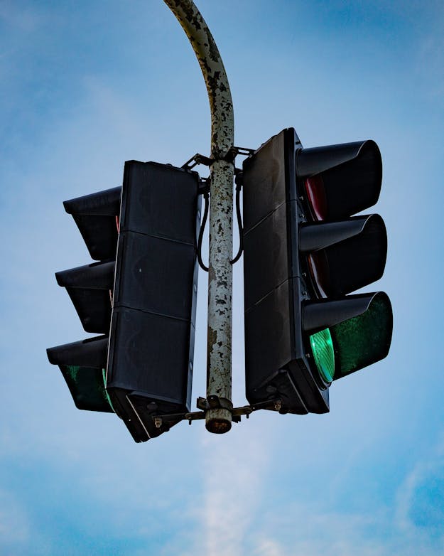 Op een 'traditioneel' kruispunt is met behulp van verkeerslichten de doorstroom van verkeer veel beter te reguleren dan op een rotonde. Verkeerslichten