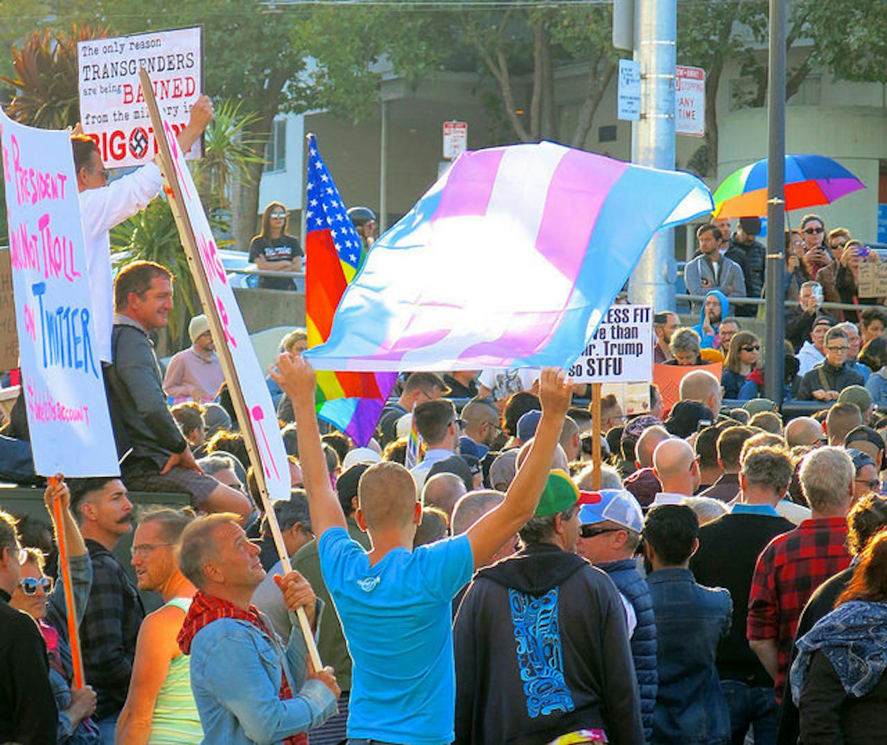 Een groep mensen protesteert tegen de discriminatie van transgenders.