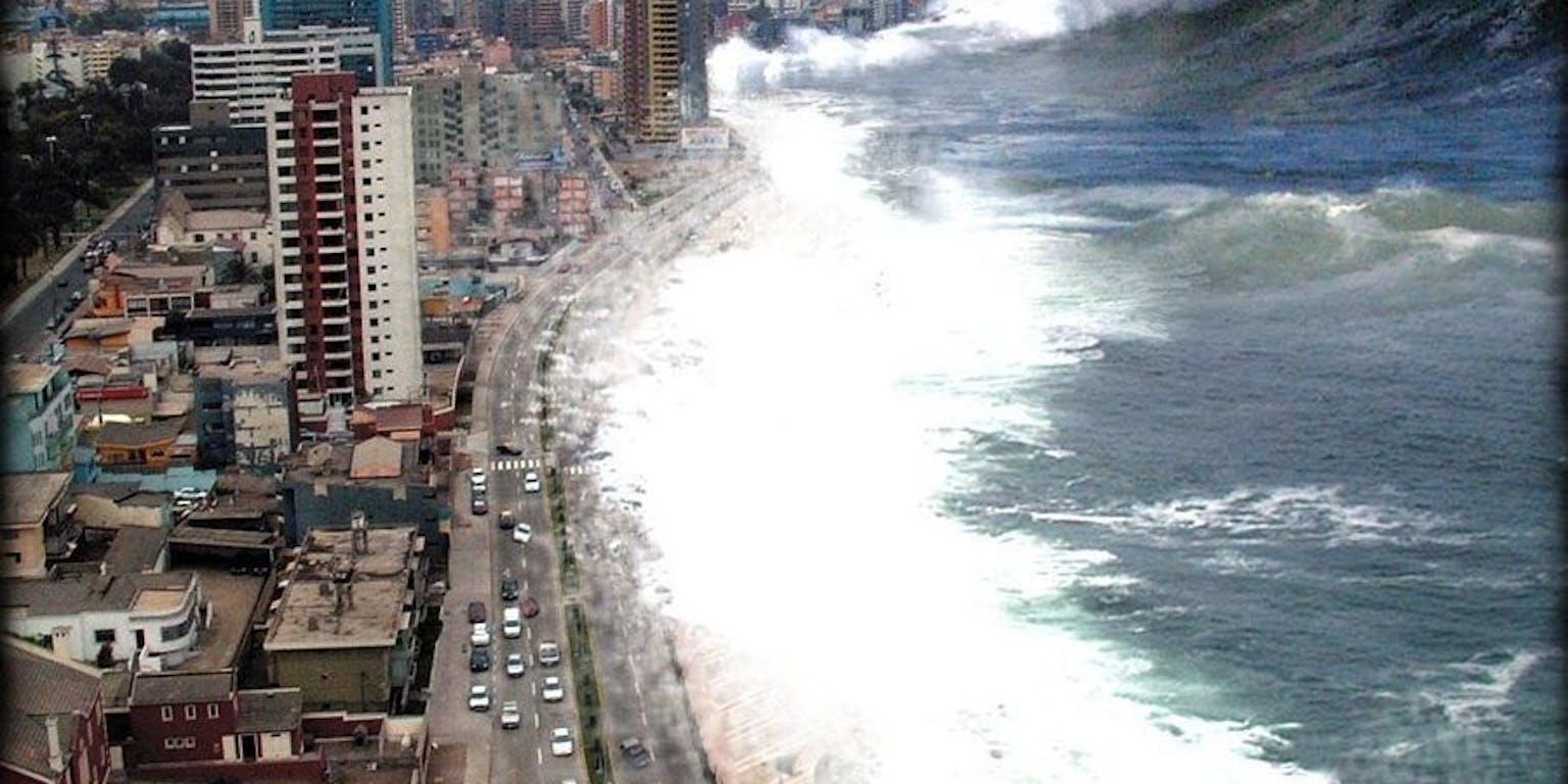 Een groep mensen rent weg voor een Tsunami.