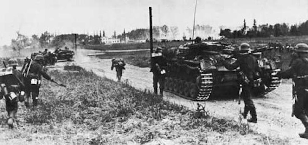 Een zwart-wit foto van de Duitse Wehrmacht die Polen binnentrekt, kort na het begin van operatie Fall Weiss.