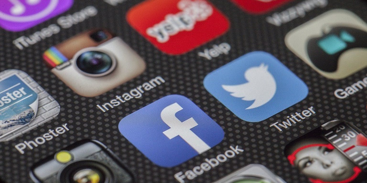 Social media-iconen worden weergegeven op een mobiele telefoon.