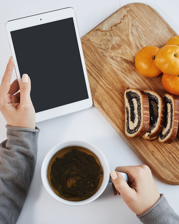Stel je voor dat hackers uit zijn uit op het geheime Kaneelbroodjesrecept van een grote bakkerij. Vrouw met ipad en kaneelbroodjes