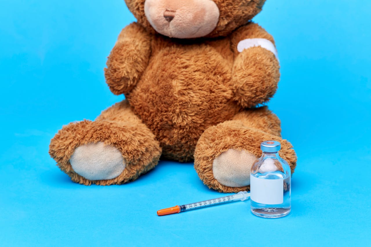 Een teddybeertje met een spuit voor zich