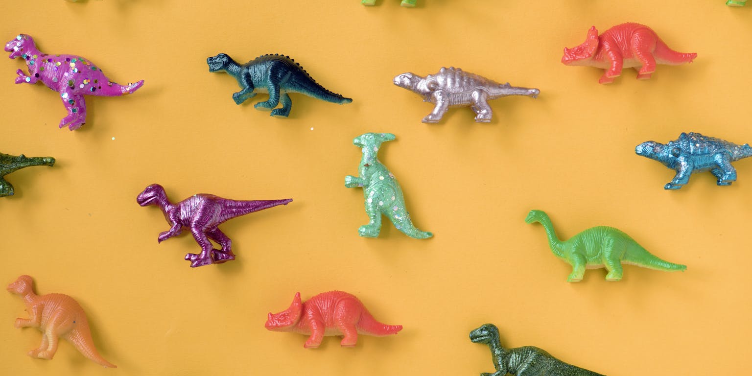 speelgoeddino's in verschillende kleuren