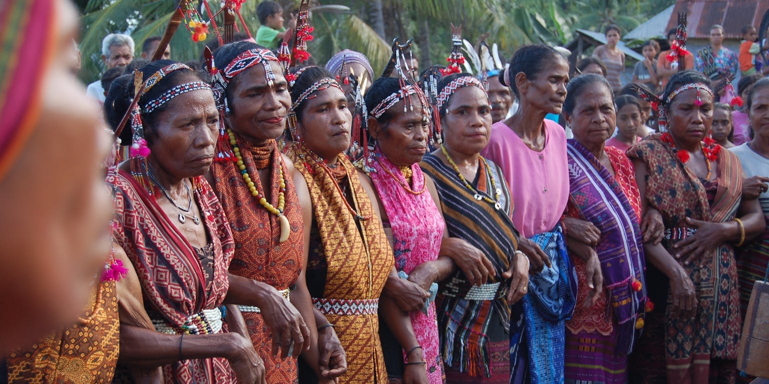 Sophie Villerius op de fiets in Suriname. Ze deed onderzoek naar het Surinaams-Javaans, een taal die al meer dan 100 jaar niet meer gesproken wordt.