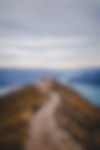 mens in een verlaten bergachtig landschap