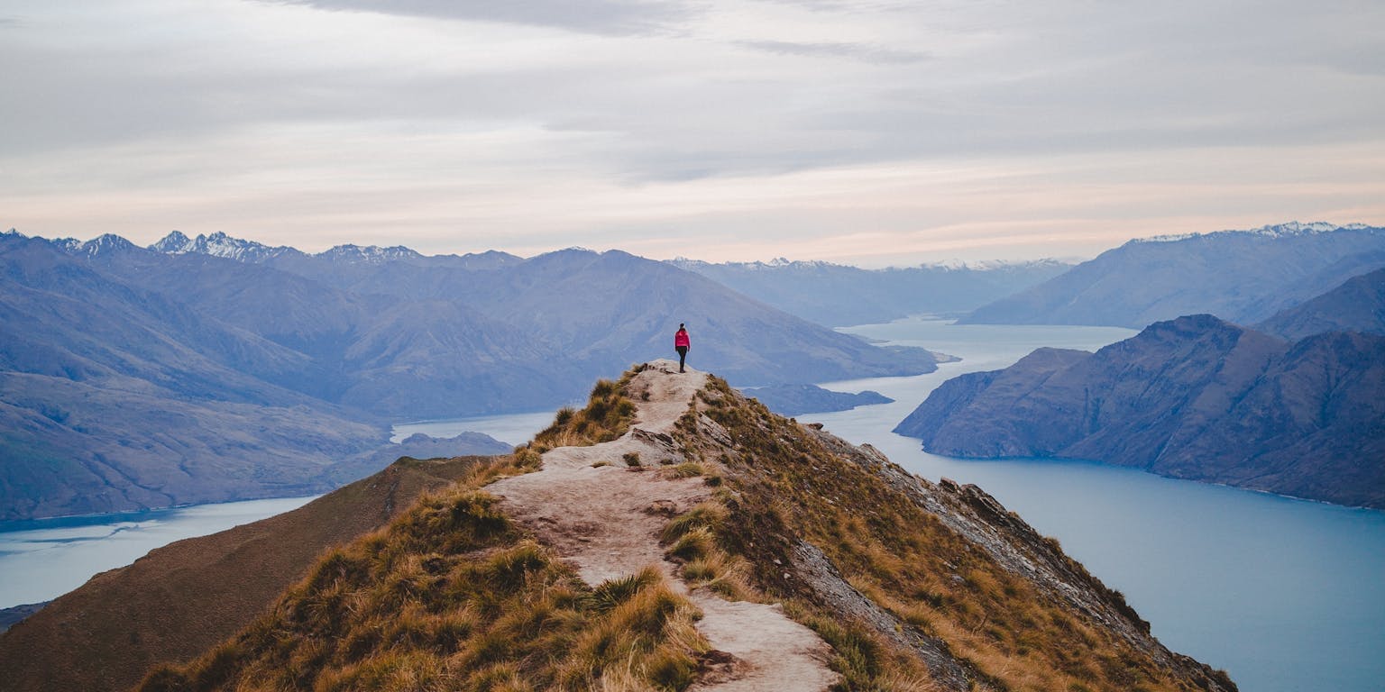 mens in een verlaten bergachtig landschap