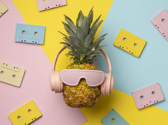 ananas met cassettebandjes en muziek en vrolijke, zomerse kleuren