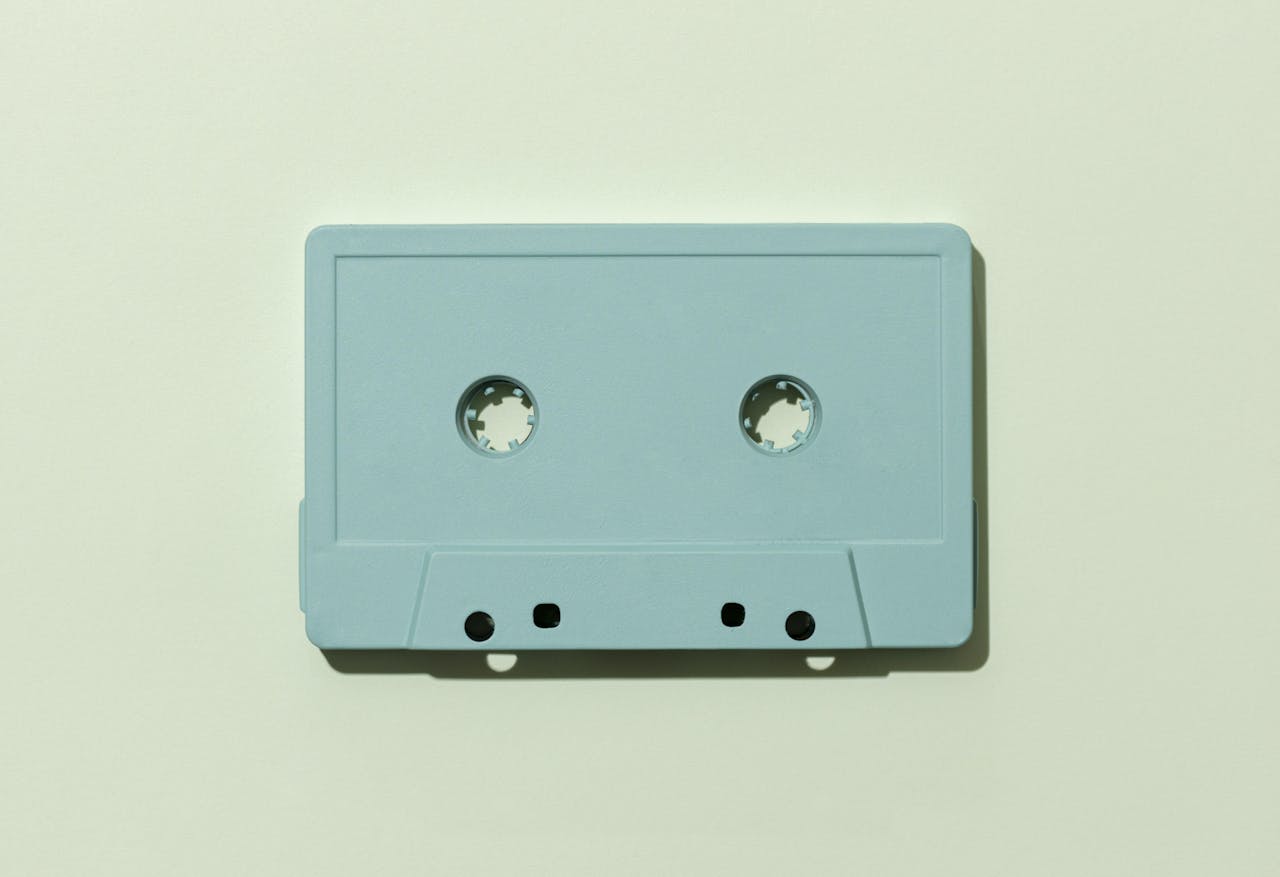 cassettebandje tegen mintgroene achtergrond