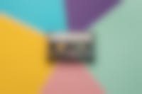 cassettebandje met kleurige achtergrond