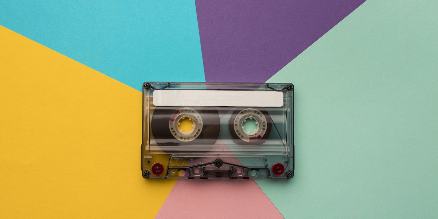 cassettebandje met kleurige achtergrond