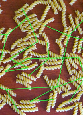 Een tafel met gedraaide pasta strengen en groene lijnen kriskras over de afbeelding. Het moet een virusreconstructie voorstellen.