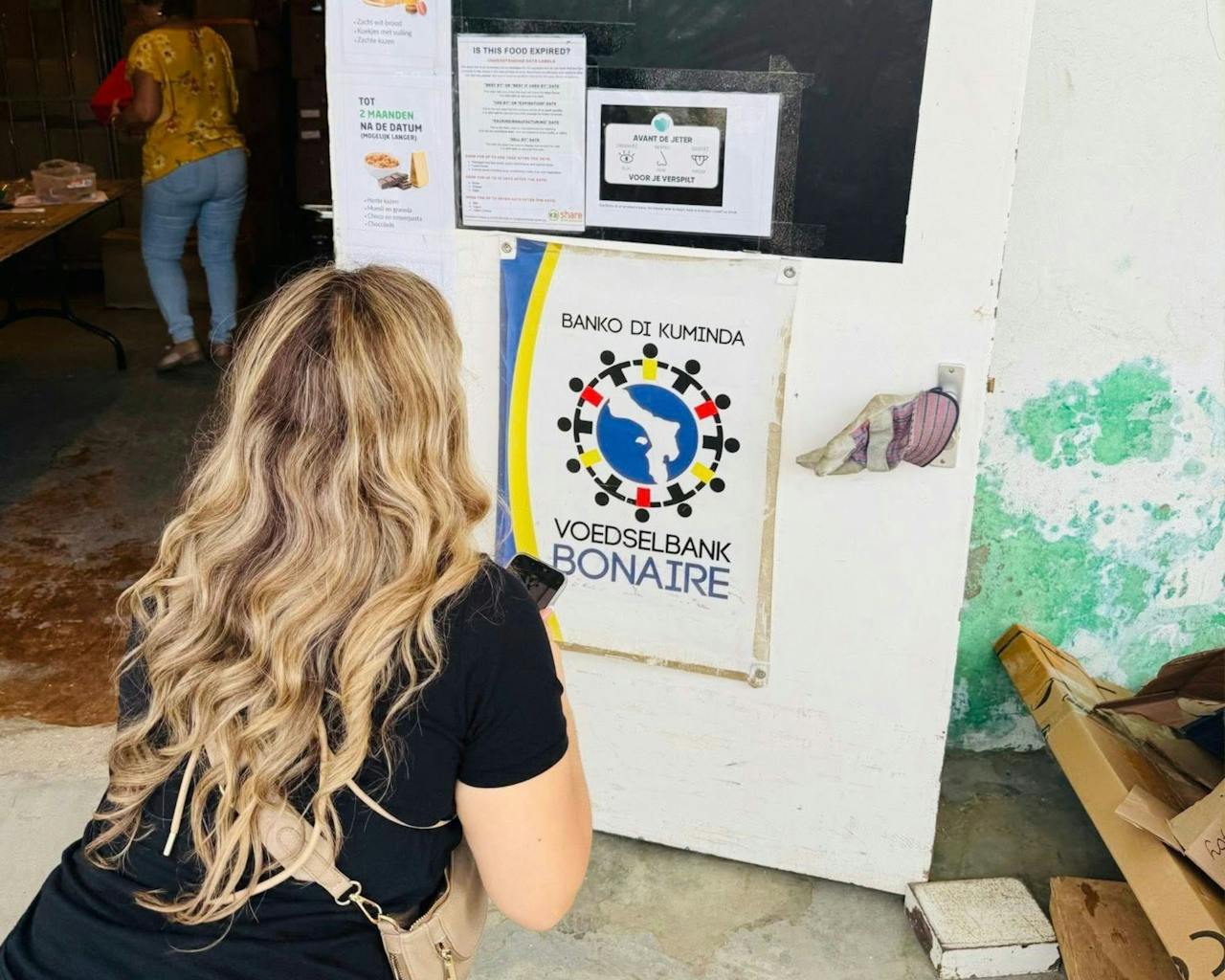 Tijdens mijn veldwerk hielp ik ook een dag mee bij de Voedselbank op Bonaire. Thais Franken helpt mee bij de Voedselbank op Bonaire
