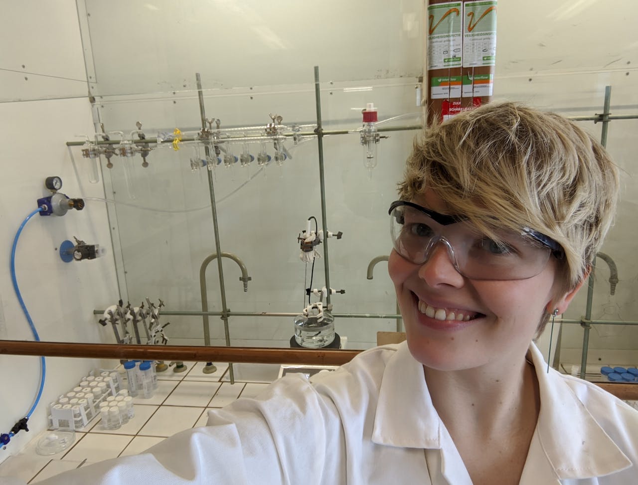 Ik en mijn zuurkast, in het lab.