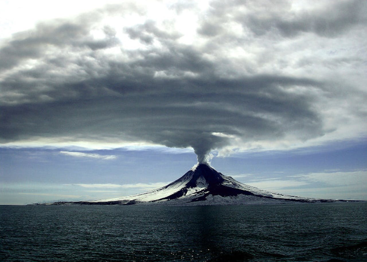 Vulkaan Augustine in Alaska, hier met een enorme wolk erboven.