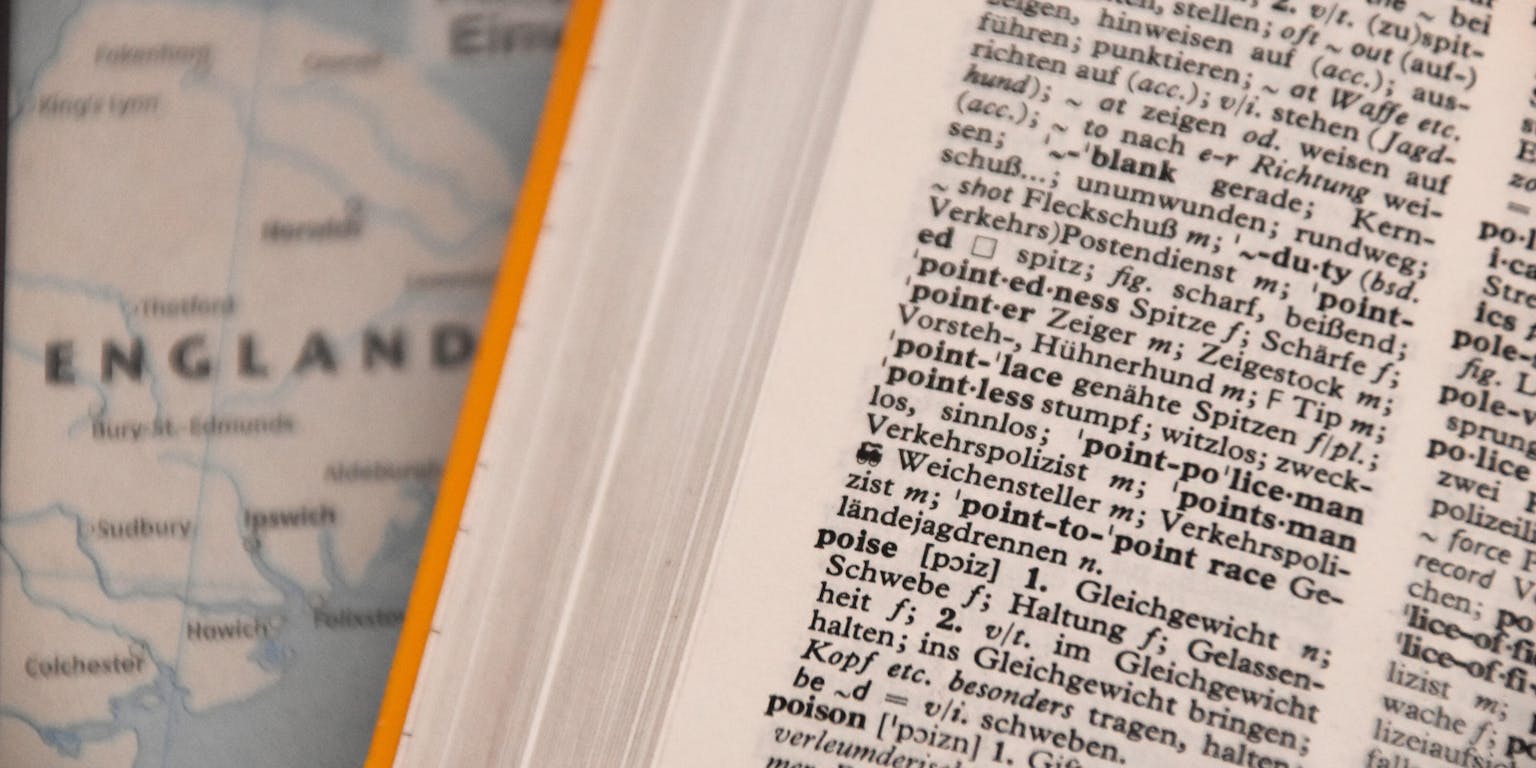 Een boek die open ligt met een kaart op de achtergrond.