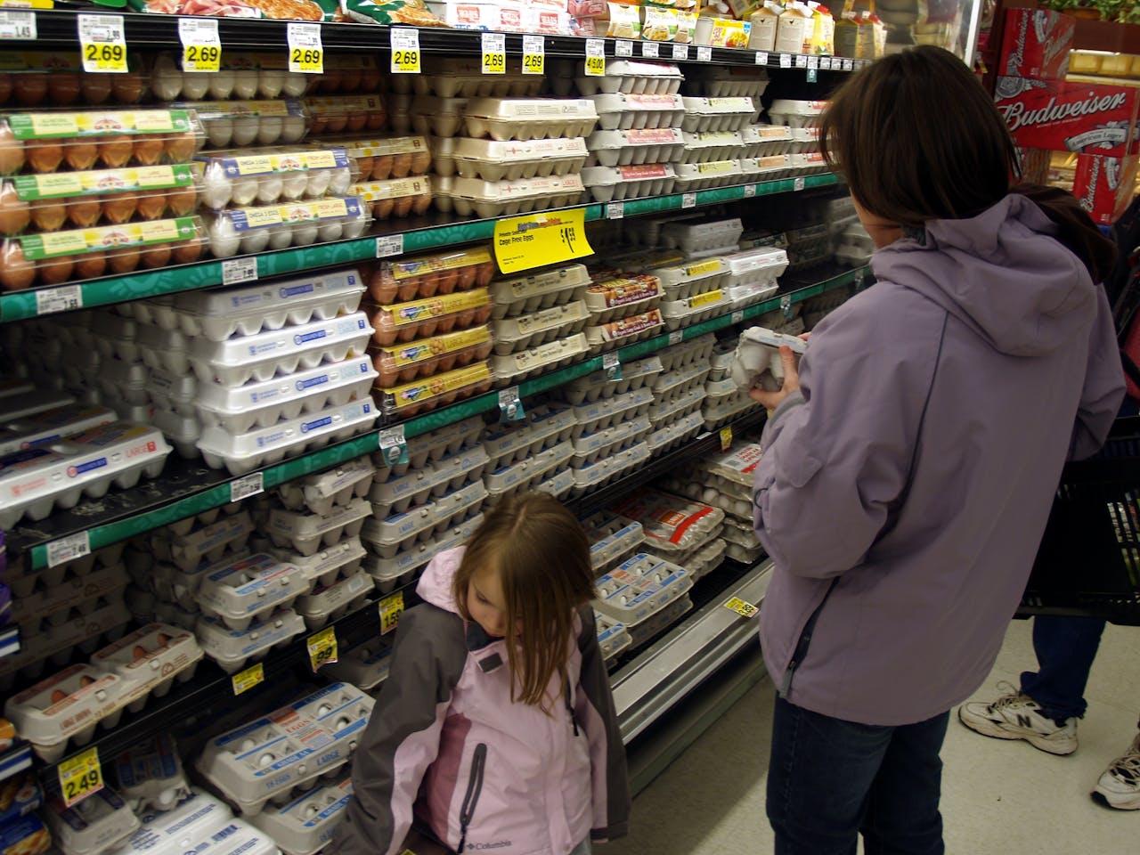 Twee personen in een supermarkt bij het schap met de eieren.