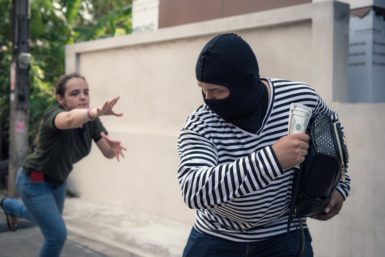 Die man heeft op onrechtmatige wijze eigendom van mij afgenomen! Vrouw rent achter dief aan die haar tas en portemonnee heeft gestolen