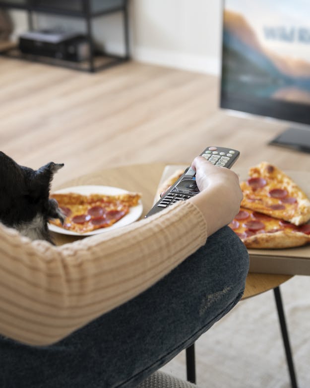Pizza eten voor de tv Pizza eten voor de tv