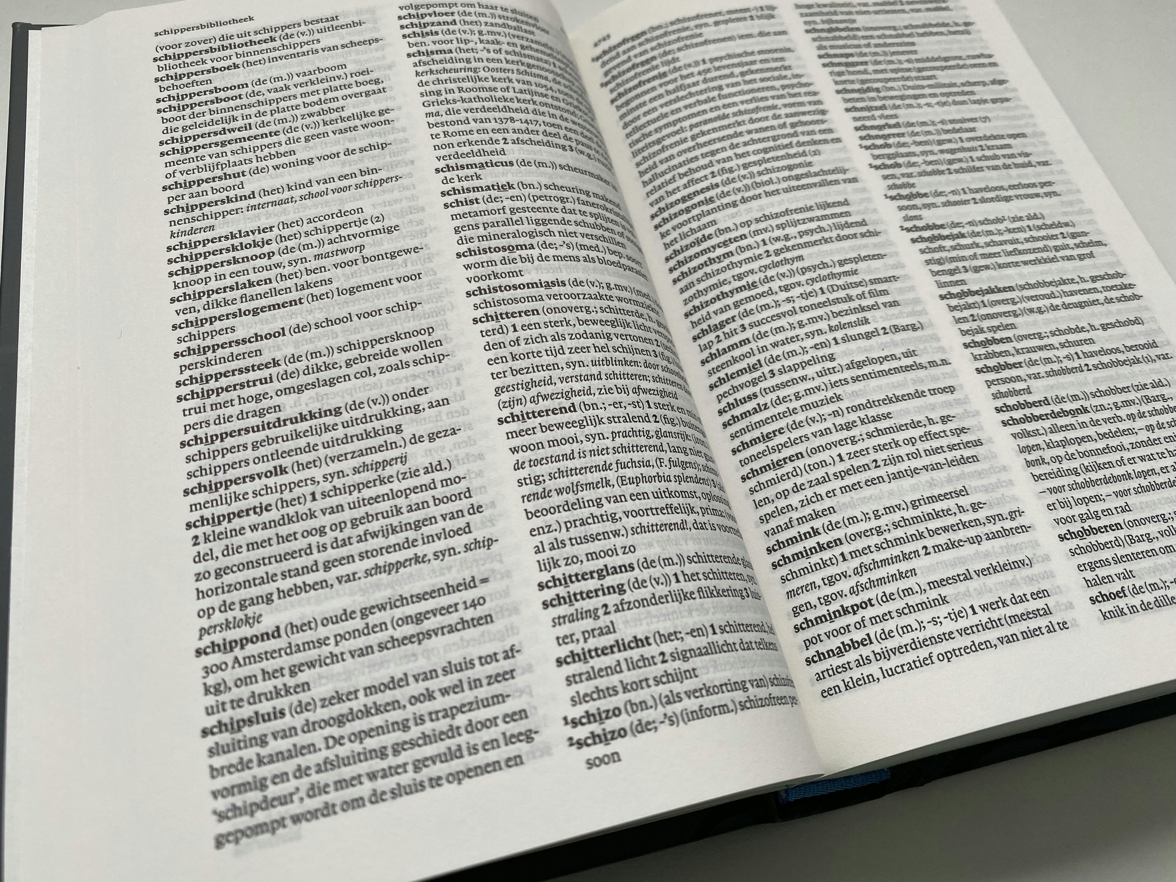 Een open boek met zwarte tekst op een witte ondergrond.