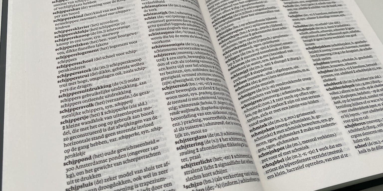 Een open boek met zwarte tekst op een witte ondergrond.