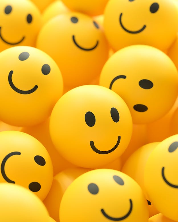 Veel gele balletjes met een smiley erop Veel gele balletjes met een smiley erop