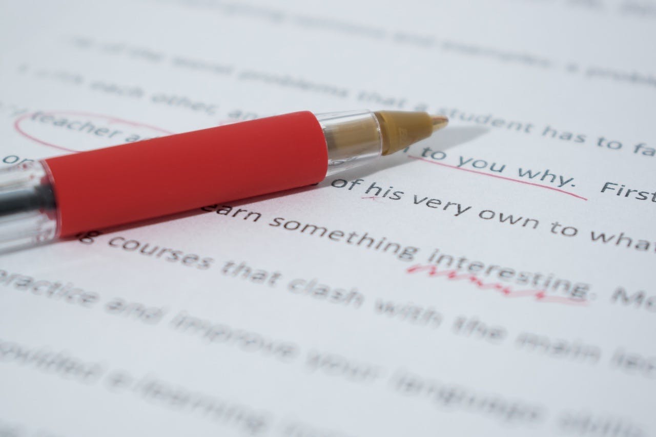 Een rode pen op een stuk papier.