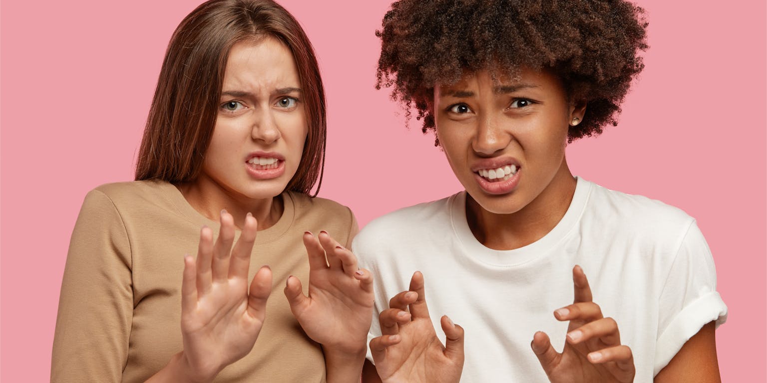twee jonge vrouwen kijken vol walging