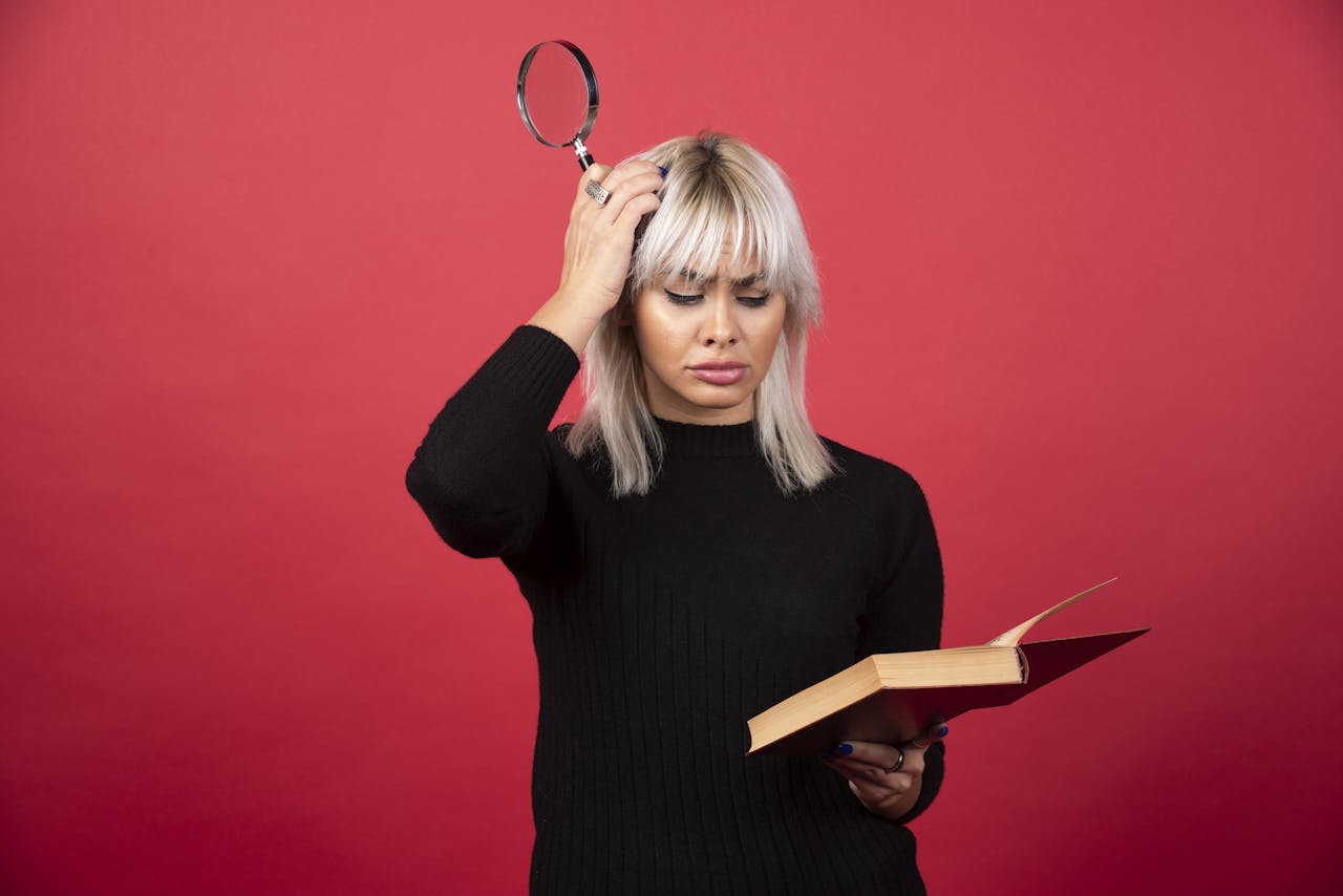 Jonge vrouw houdt vertwijfeld een boek vast met in de andere hand een vergrootglas