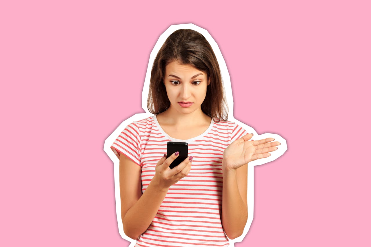 bezorgde jonge vrouw kijkt verward naar haar smart phone