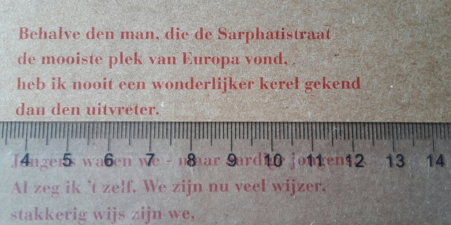Een paar regels tekst en een liniaal eronder. Zinslengte en woordlengte zijn klassieke voorspellers van de leesbaarheid van een tekst.